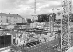 Baustelle Sächsische Landesbibliothek - Staats- und Universitätsbibliothek Dresden, Zentralbibliothek. Rohbau, Bereich Lesesaal mit Betonförderpumpe am Kranausleger : Dresden-Räcknitz, Zellescher Weg 18. Baustelle Sächsische Landesbibliothek - Staats- und Universitätsbibliothek Dresden, Zentralbibliothek. Rohbau, Bereich Lesesaal mit Betonförderpumpe am Kranausleger