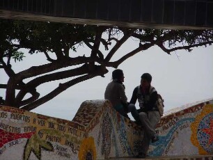 Lima-Miraflores - Paar im "Amor Park" : Im "Amor-Park" am Pazifik schmust auf einer Bank vor einem bunten Mosaik ein Pärchen. Aufgenommen am 8. September 2011 in Lima-Miraflores