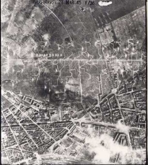 Amerikanische Luftbildaufnahmen von Kriegszerstörungen. Ausrichtung nach Norden (Bildstörungen). östliche Innenstadt/ Oststadt