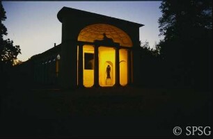 Potsdam, Neuer Garten, Orangerie, beleuchtetes Ägyptisches Portal mit Sphinx.
