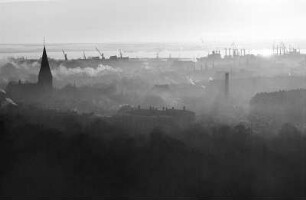 Blick zum Hafen und zur Werft
