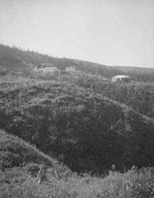 Landschaftsausschnitt bei Esutoru : Ansiedlung auf entwaldeter Terrasse