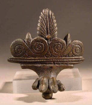 Gerätfuβ. Volutenornament mit Palmette auf Raubtiertatze