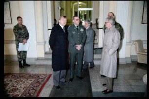 Fotografie: Besuch von Eberhard Diepgen, Regierender Bürgermeister von Berlin, in den McNair Barracks in Berlin-Lichterfelde