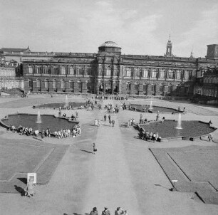 Dresden-Altstadt. Blick über den Zwingerhof nach Nordost zur Gemäldegalerie (1847-1855; G. Semper)