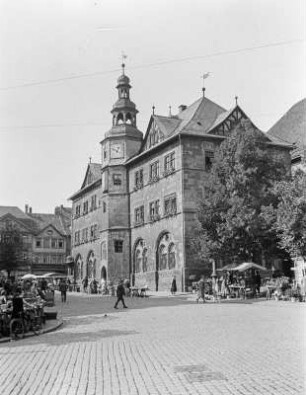 Marttreiben vor dem Alten Rathaus