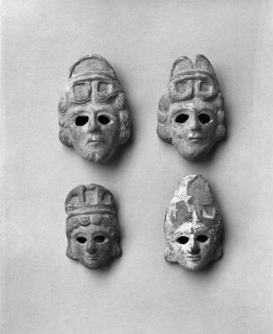 Theatermasken, links oben (Inv.-Nr. 338), rechts unten (Inv.-Nr. 3646, Höhe: 8,4 cm)