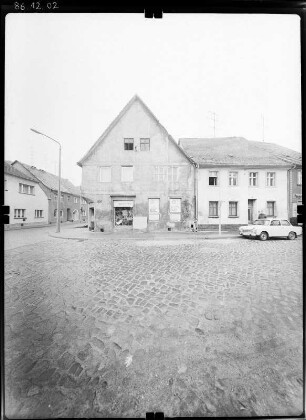 Luckau, Am Markt. Wohnhäuser mit Laden. Straßenfront