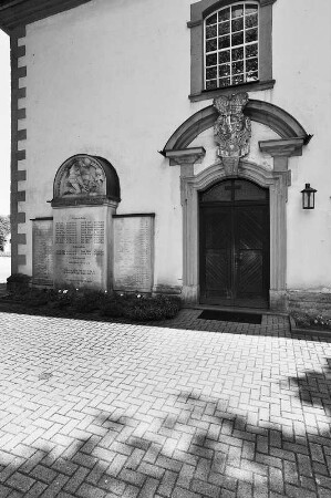 Ev. Kirche und Gefallenendenkmal (evangelisch; Gefallenendenkmal , Kirche); Grebenhain, Hindenburgstraße 8