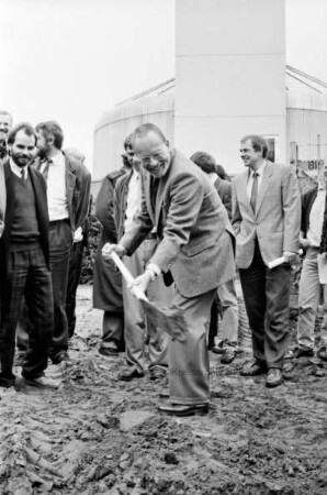 Blockheizkraftwerk: Bürgermeister Rudolf Dorsch beim Spatenstich für den Bau des Gebäudes auf dem Gelände des Ahrensburger Klärwerks