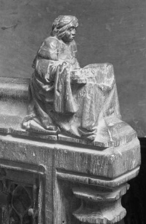 Kniende Figur ein Buch lesend