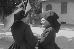 Frauen in Kirchgangstracht aus dem Spreewald. : Žony w kemšacej drasće z Błótow.