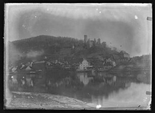 Blick auf Mainufer und Burg