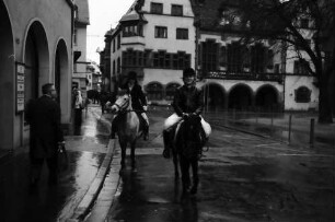 Freiburg: Zwei Reiterinnen in der Rathausgasse