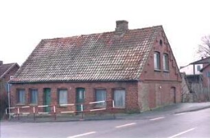 Hauptstraße (23): Doppelkate aus Backstein: Traufseite mit Eingangstüren: Giebelseite: vorne von links Einmündung Straße, Leitgeländer