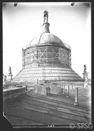 Potsdam, Neues Palais, Kuppel, Ansicht eines Teils des Daches und der eingerüsteten Kuppel.