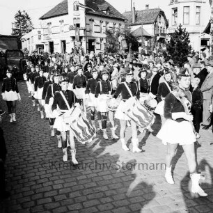 Karpfenfest: Umzug: Bahnhofstraße / Ecke Bischofsteicher Weg: Mädchen-Garde aus Sonderborg / Dänemark trommelt: an den Straßenrändern Zuschauer: hinten geschmückter Fest-Lkw, 13. Oktober 1957