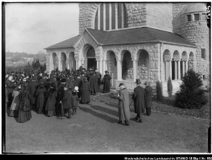 Einweihung der Martinskapelle (10.11.1917) (älterer Positivabzug vorhanden) Enthält: Eingang der Martinskapelle, Lindener Straße, am Hauptfriedhof, die Gemeinde betritt die Kapelle