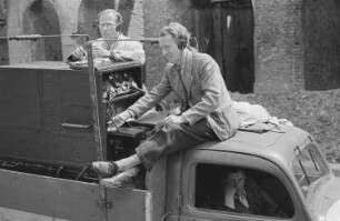 Aufnahmen vom Dreh des ersten deutschen Trümmerfilms "Die Mörder sind unter uns" durch die DEFA : gedreht in den Trümmern Berlins, in den Althoff-Ateliers in Babelsberg und in den Jofa-Ateliers in Berlin-Johannisthal