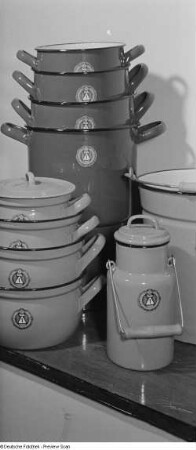 Kochtöpfe, Milchkanne und Eimer des VEB Eisen- und Hüttenwerke Thale auf der Leipziger Herbstmesse 1954