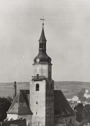 Pulsnitz, Kreis Bischofswerda. Stadtkirche Sankt Nicolai. Nach Brand 1742 wieder aufgebaut 1745. Ansicht des Turmes von Nordosten
