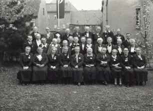 Gruppenbild zur Goldenen Konfirmation. Die Damen