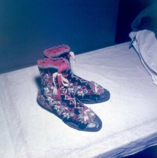 Offenbach am Main, Frankfurter Straße 86. Deutsches Ledermuseum / Schuhmuseum. Hirtenschuhe aus Ungarn. Stoff mit bunter Stickerei