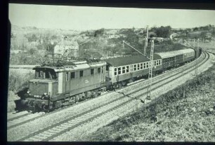 144 012-2 mit Personenzug bei Neckartailfingen