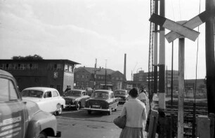 Gefährliche schienengleiche Kreuzung am Bahnübergang Zeppelinstraße.
