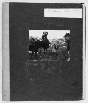 1. Deutsche Arbeiter-Kaukasus-Expedition 1932. Album des Bildberichts mit einer Fotografie Walter Saalfelds ? auf dem Einband