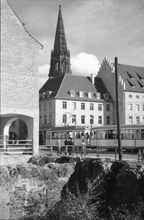 Freiburg i. Br.: Neue Häuser und Münsterturm am Bertoldsbrunnen