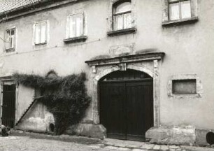 Cossebaude-Niederwartha, Weistropper Straße 4. Dreiseithof. Wohnstallhaus (1825). Hühnerstiege und Toreinfahrt