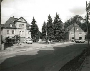Schlettau, Schloßplatz 3 und 9. Reuterhaus von Schloss Schlettau (Sitz, der seit 1634 bestehenden Oberforst- und Wildmeisterei) (1701) und Wohnhaus
