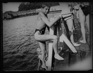Ohne Titel (Hans Zille aus dem Wasser kletternd)
