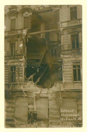 "Eckhaus Fürstenwald, Gr. Frankf. Str."; Kinder vor einem in den Märzkämpfen zerstörten Gebäude