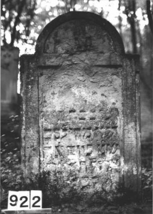 Grabstein 922 (Index: 99899413) Material: Sandstein Zustand: fast völlig verwittert Maße HxBxT: 104x62x15 cm Beschreibung: Stele mit eingezogenem Rundbogenabschluss: Grabstein 922