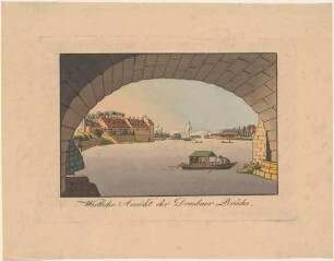 Blick durch den Brückenbogen der Elbbrücke (alte Augustusbrücke) in Dresden flussabwärts nach Westen auf die Befestigung der Altstadt und Teile der Neustadt rechts