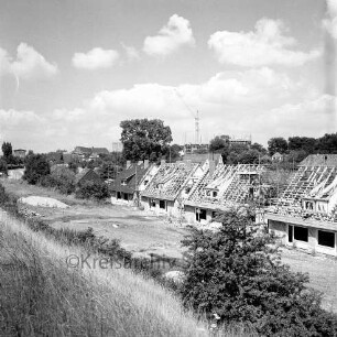 Am Kurpark: im Bau befindliche Wohngebäude: im Hintergrund links der Kurpark, mittig die Baustelle der Wohnhochhäuser in der Straße Sülzberg: Blick von Süden