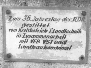 Brand-Erbisdorf, Ernst-Thälmann-Straße. Aufsteller mit Bergleuten und Gruß "Glück auf - Bergstadt Brand-Erbisdorf". Erinnerungstafel
