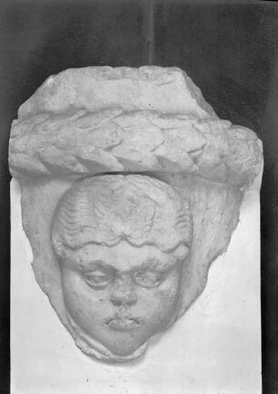Fragment: Medusakopf? unter Girlande