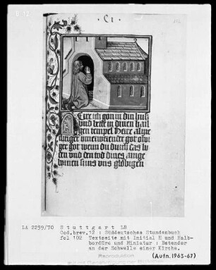 Deutsches Gebetbuch (Waldburg-Gebetbuch) — Betender an der Schwelle einer Kirche, Folio 102recto