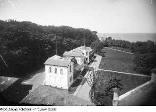 Villa "Krone", Marien- und Alexandrinen-Cottage : Blick vom Turm des Hauses "Burg Hohenzollern" auf Villa "Krone", Marien- und Alexandrinen-Cottage (um 1839; G. A. Demmler)