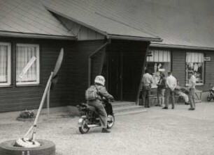 Zinnwald-Georgenfeld. Konsum-Lebensmittelverkaufsstelle, Teplitzer Straße 14. Teilansicht mit Eingang und Schaufenstern