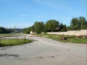 Stadtbefestigung-Ansicht im Süden mit Stadtmauerbasis im Verlauf von Ost nach West (Wehrgang im 18 Jh abgetragen sowie Stadtgraben verfüllt)