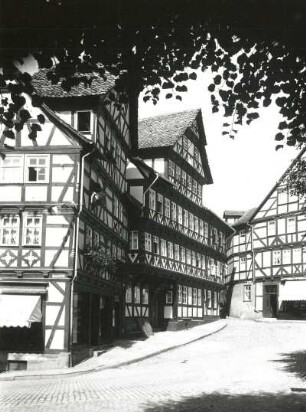 Bad Sooden-Allendorf, Kirchstraße : Bad Sooden-Allendorf. Kirchstraße/Ecke Bahnhofstraße mit Fachwerkwohnhäusern. Straßenansicht