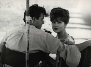 Horst Buchholz, Pamela Tiffin während der Dreharbeiten zum Film EINS ZWEI DREI, Regie: Billy Wilder