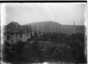 Krankengebäude F6 (mit Gartenlaube), F7, F3, Küche (links), dahinter Schornstein des Kesselhauses