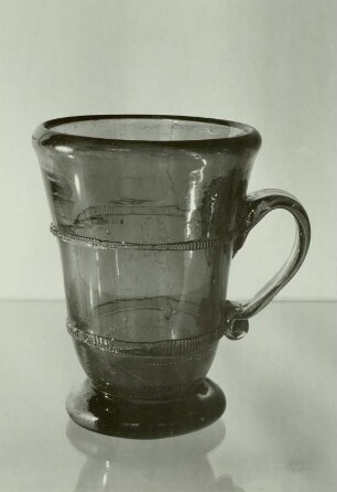Grüner Glasbecher
