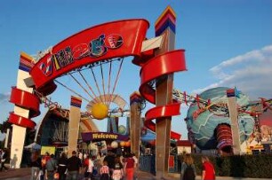 Paris - Disneyland : Eingang zum Vergügungspark Disney-Village, der sich neben dem Disneyland-Gelände befindet. Paris, 2006