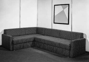 Ecksofa : Berlin. VEB Möbelkombinat Berlin (MKB). Hausmesse, 1986. Ecksofa. Holz, Polsterung mit Mischgewebebezug (1986; VEB Möbelkombinat Berlin (MKB))